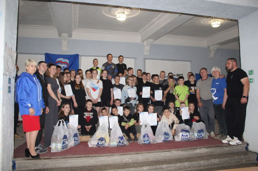 От депутатского корпуса Совета округа команды-участницы турнира по тяжелой атлетике памяти «Комбата» политрука Алексея Гордеевича Еременко получили напитки и сладости, призеры первенства получили грамоты от «Единой России»...