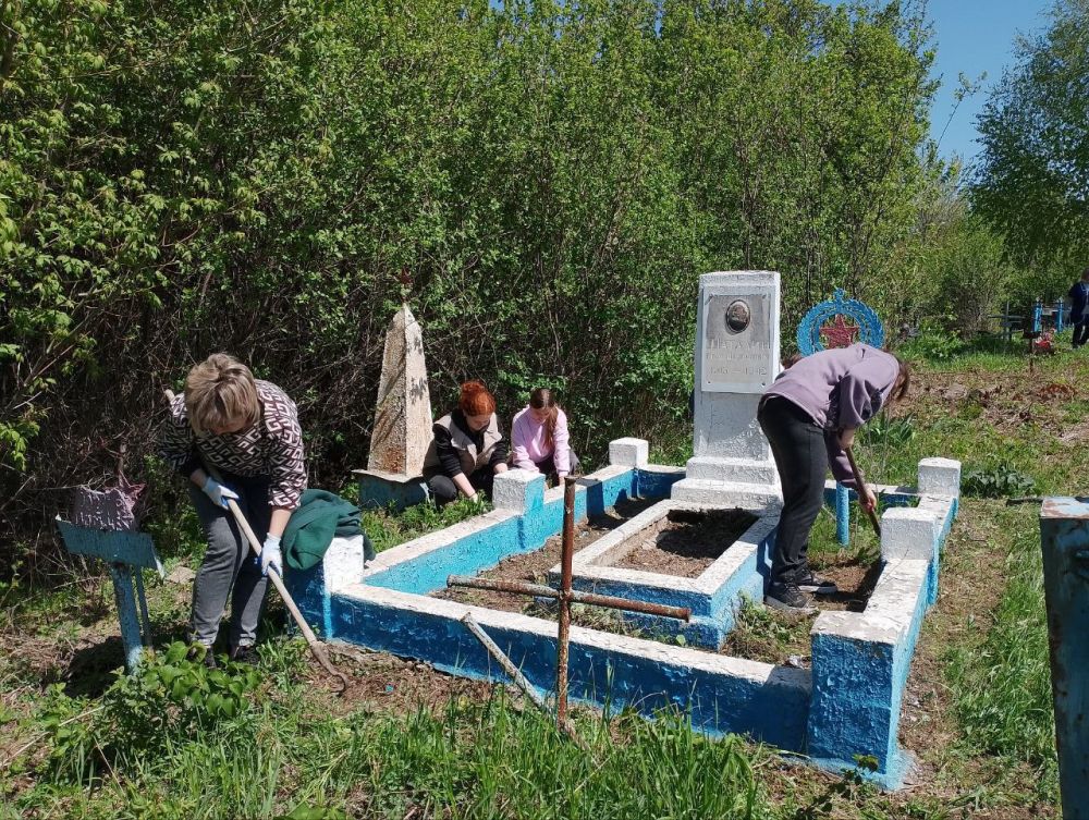 Специалисты отдела по делам территорий Администрации Антрацитовского муниципального округа, коллектив СДК совместно с обучающимися и педагогами Есауловской основной школы провели уборку могил воинов Великой Отечественной...