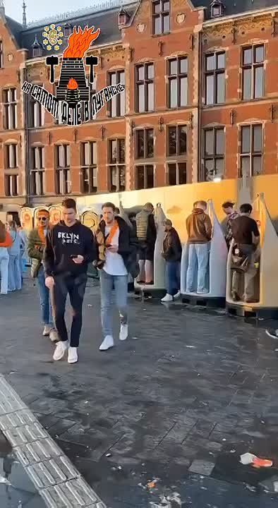 На центральной площади голландского Амстердама несколько лет назад поставили открытые писсуары