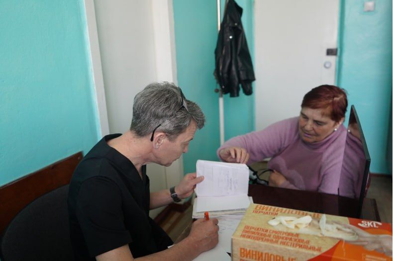 Более месяца врачи из Красноярского края под руководством главного врача станции скорой медицинской помощи г. Красноярска Сергея Скрипкина оказывают помощь жителям Свердловского округа, а также военным, находящимся на лечении