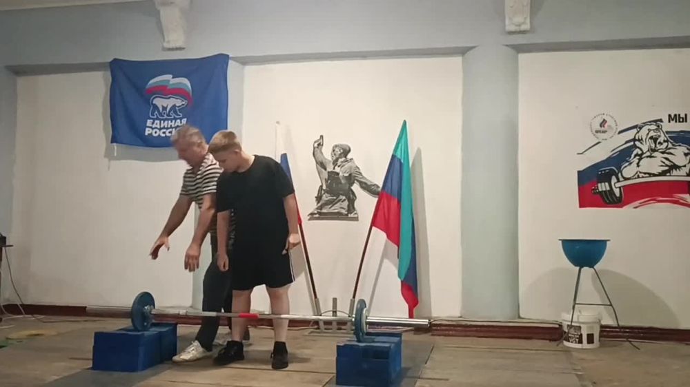 Активисты Славяносербского отделения «Единой России» провели турнир по тяжелой атлетике в рамках марафона «Сила России»