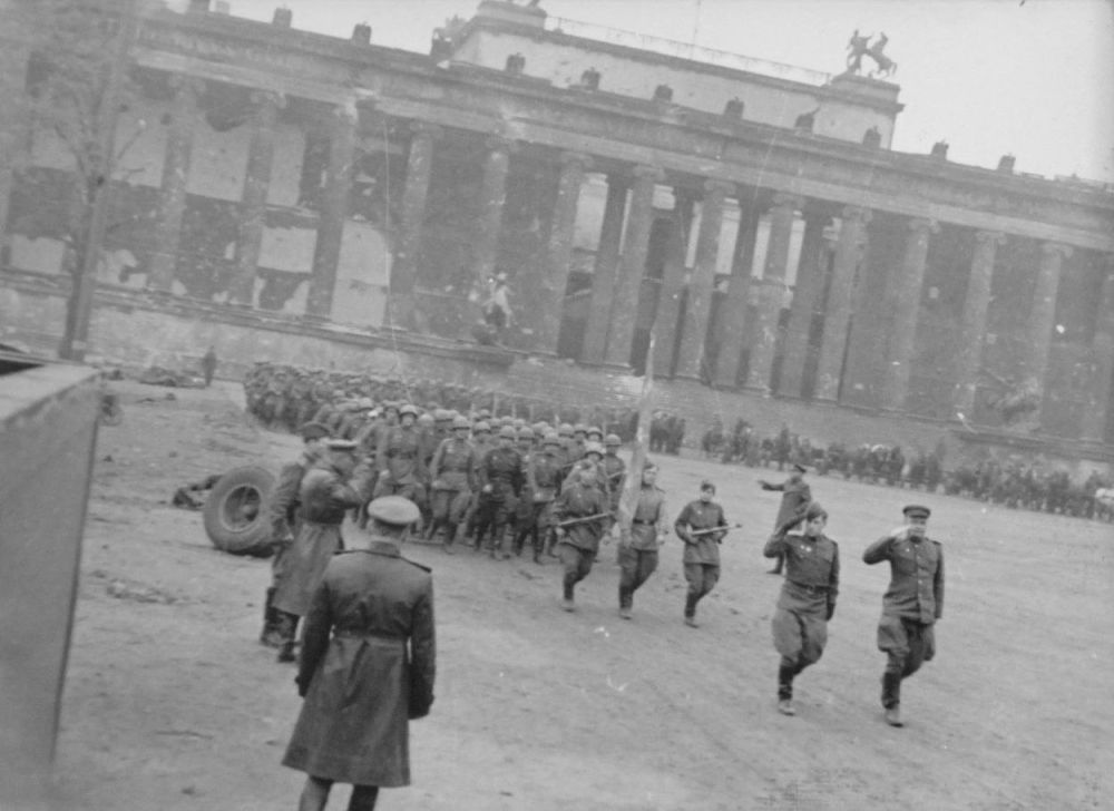 4 мая 1945г. прошел парад частей советской 5-й ударной армии в парке Люсгартен и ознаменовал падение гитлеровской Германии