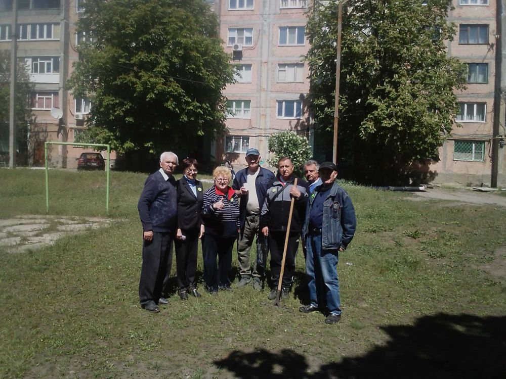 КРАСНОЛУЧСКИЕ ВЕТЕРАНЫ ЖКХ ПРИСОЕДИНИЛИСЬ К БЛАГОУСТРОЙСТВУ ТЕРРИТОРИИ ГОРОДА