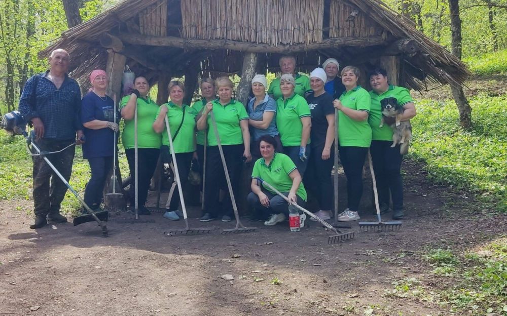Сотрудники клуба и библиотеки села Орехово организовали неравнодушных жителей села и вышли на уборку центрального парка, улиц, общественных пространств