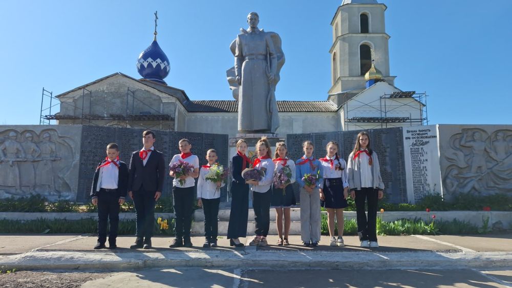 В селе Пархоменко школьники почтили память воинов, погибших во время Великой Отечественной войны