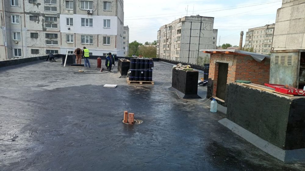 Сергей Козенко: В рамках специального инфраструктурного проекта специалисты подрядной организации ООО СК «СТИЛЛ» продолжают работы по капитальному ремонту мягкой кровли многоквартирного жилого дома, расположенного по адресу: