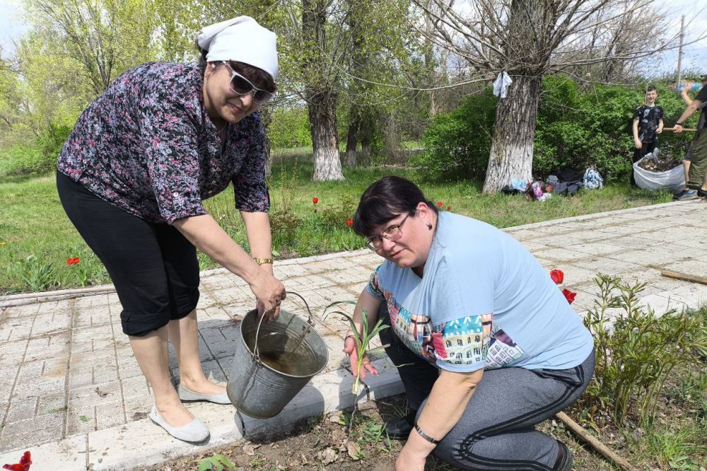 С ЗАБОТОЙ О ПОДВИГЕ!. Члены УИК №564 Славяносербского района присоединились к республиканской акции, облагораживая Парк Победы г. Зимогорья