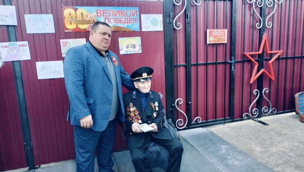 Сегодня в преддверии 80-летия Великой Победы Глава городского округа Андрей Рубанцов поздравил ветерана Великой Отечественной войны Николая Автономовича Медведева