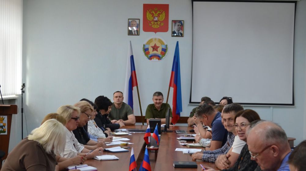 Провел расширенное совещание с начальниками структурных подразделений и руководителями подведомственных учреждений и предприятий Администрации Старобельского муниципального округа