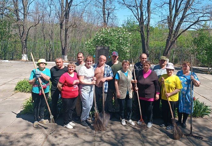 В селе Ивановка провели субботник у памятника советским воинам