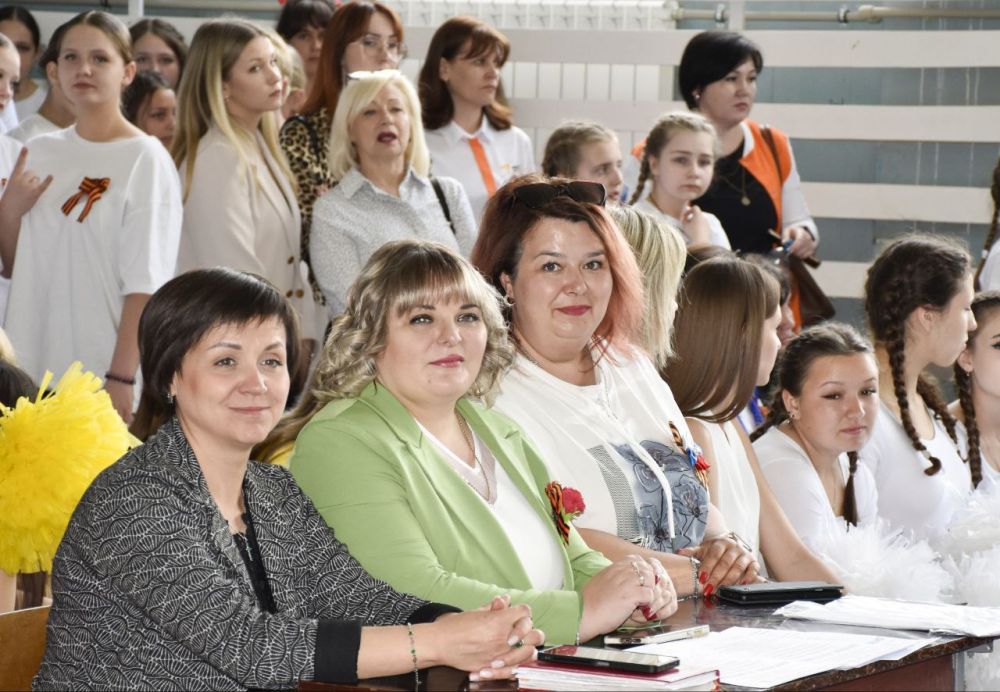 В Красном Луче прошел фестиваль по черлидингу в поддержку здорового образа жизни