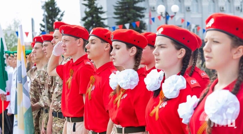 260 молодых жителей ЛНР принесли клятву юнармейцев в Краснодоне