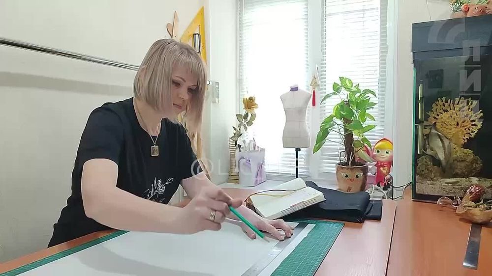 Дизайнер одежды - человек, который разрабатывает и обновляет предметы одежды, соответствующие современным тенденциям в моде, от повседневного до официального стиля Светлана Лиманская в интервью рассказала о выборе профессии...