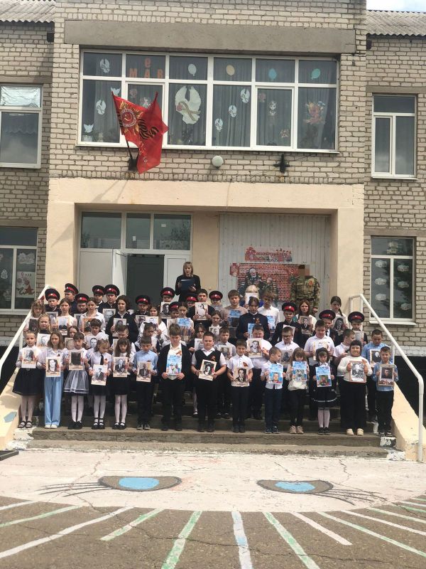 В преддверии великого праздника 80 - летие Победы в Великой Отечественной Войне" обучающиеся «Станично-Луганской средней школы имени Грекова П.М.» приняли участие во Всероссийской акции «БЕССМЕРТНЫЙ ПОЛК: Герои среди нас»