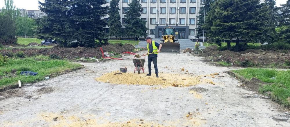 Продолжается реновация сквера и площади Советская в рамках реализации проекта-победителя Всероссийского конкурса лучших проектов формирования комфортной городской среды в малых городах и исторических поселениях