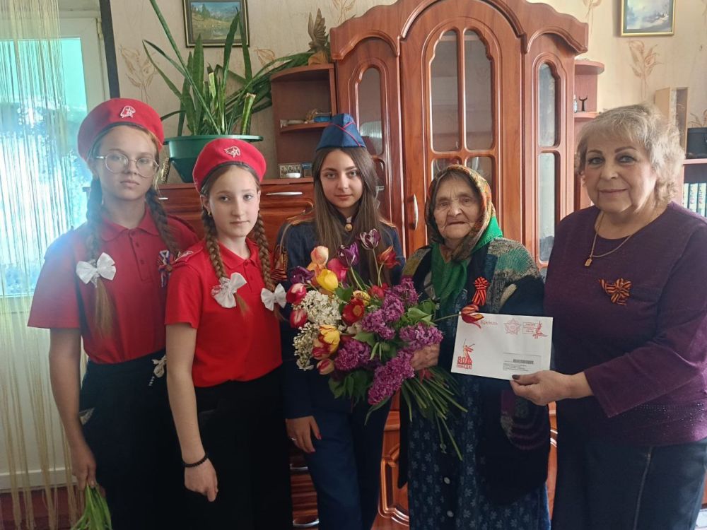 В преддверии 80–й годовщины Великой Победы начальник отдела жизнеобеспечения пгт Ясеновский Администрации городского округа город Ровеньки Каралкина Надежда с учениками Ясеновской гимназии им. Ю. В. Стеценко и Ясеновской...