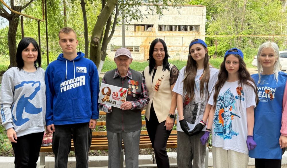 Палисадник Победы. Вместе с активистами Единой России, Молодой Гвардии ЕР и Волонтёрами Победы благоустроили клумбу возле дома ветерана Великой Отечественной войны Кравцова Константина Георгиевича