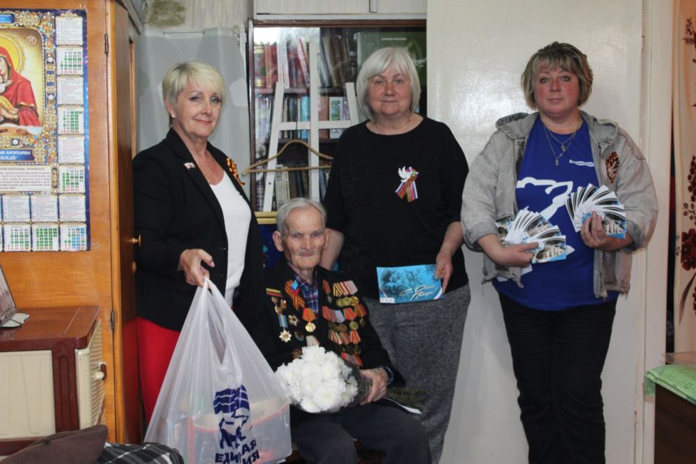 В рамках проекта «Мобильные бригады помощи» единороссы Славяносербщины поздравили ветерана Великой Отечественной войны Назарова Виктора Николаевича с наступающим Днем Победы