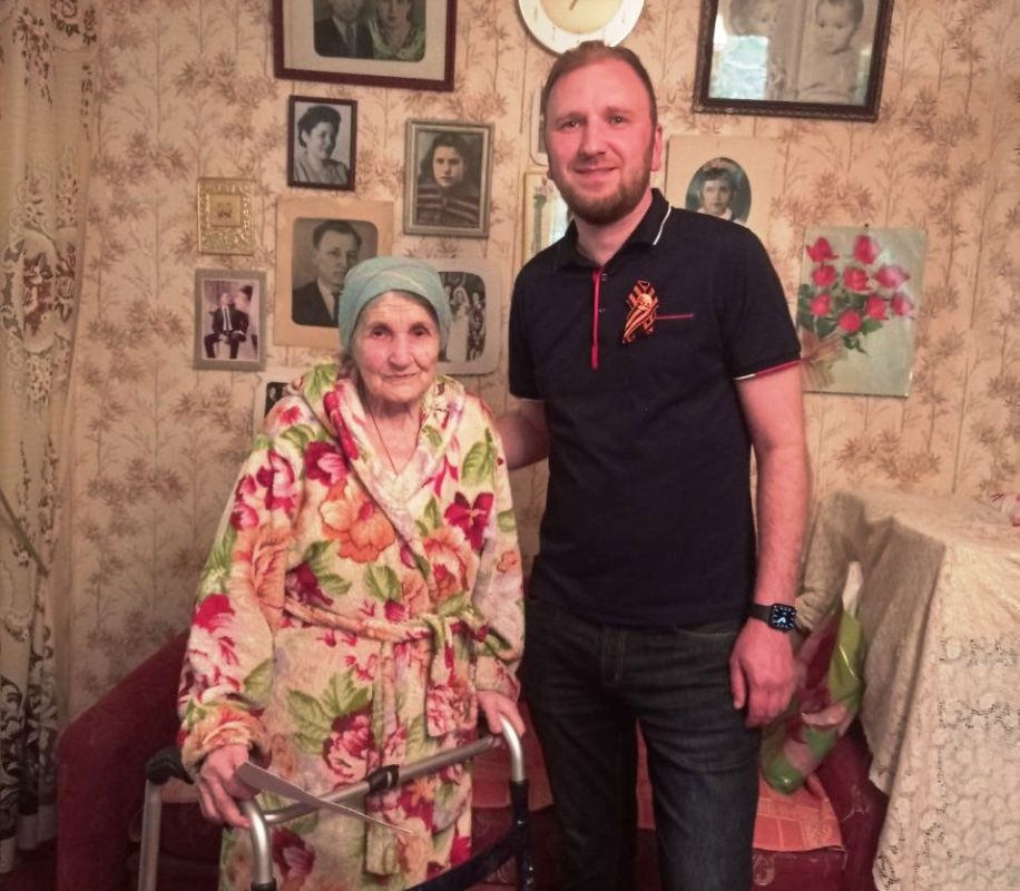 Первый заместитель главы Администрации Антрацитовского муниципального округа Марат Гайсин с особым уважением вручил антрацитовцам поздравительные письма от Президента Российской Федерации Владимира Путина в честь Дня Победы...