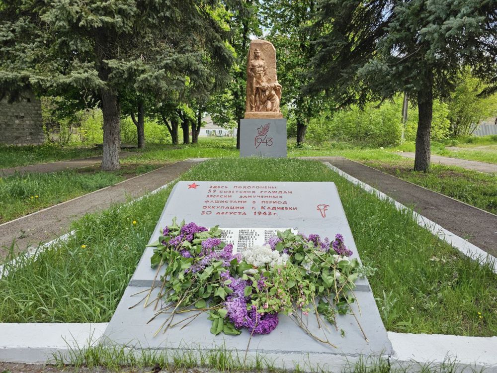 9. В честь 80-й годовщины Победы в Великой Отечественной войне студенты Колледжа возложили цветы к Братской могиле жертв фашизма "Непокоренные"