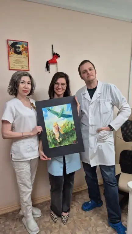 Омские медики ко Дню Победы собрали гуманитарную помощь и создали поздравительную открытку для коллег из Стаханова