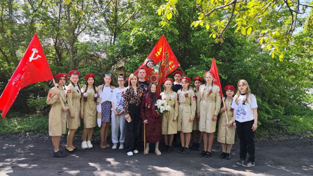Андрей Рубанцов: Сегодня активисты Движения Первых и юнармейцы Новодарьевской школы им. В. Д. Луганского провели парад у дома ветерана Великой Отечественной войны