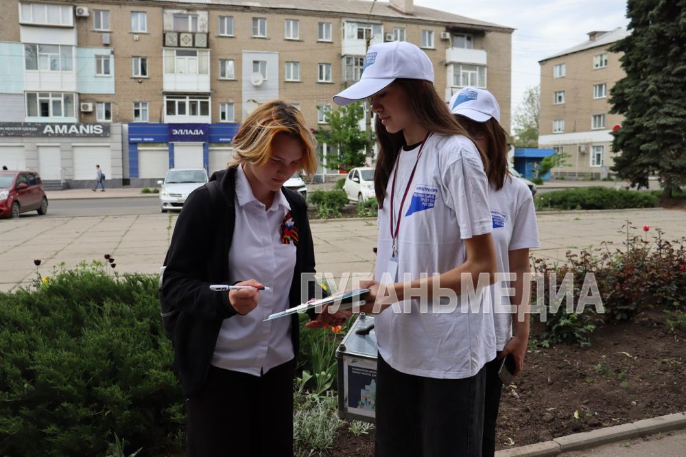 Свердловские волонтеры помогают жителям муниципалитета принять участие во Всероссийском голосования за объекты для благоустройства в рамках федеральной программы Формирования комфортной городской среды