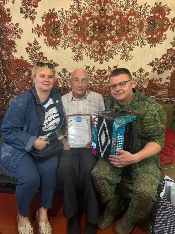 Ветераны Красного Луча получили праздничные поздравления к 80-летию Великой Победы