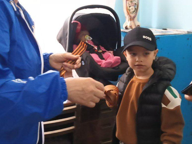 В Меловом раздали георгиевские ленточки в рамках акции "Георгиевская ленточка"