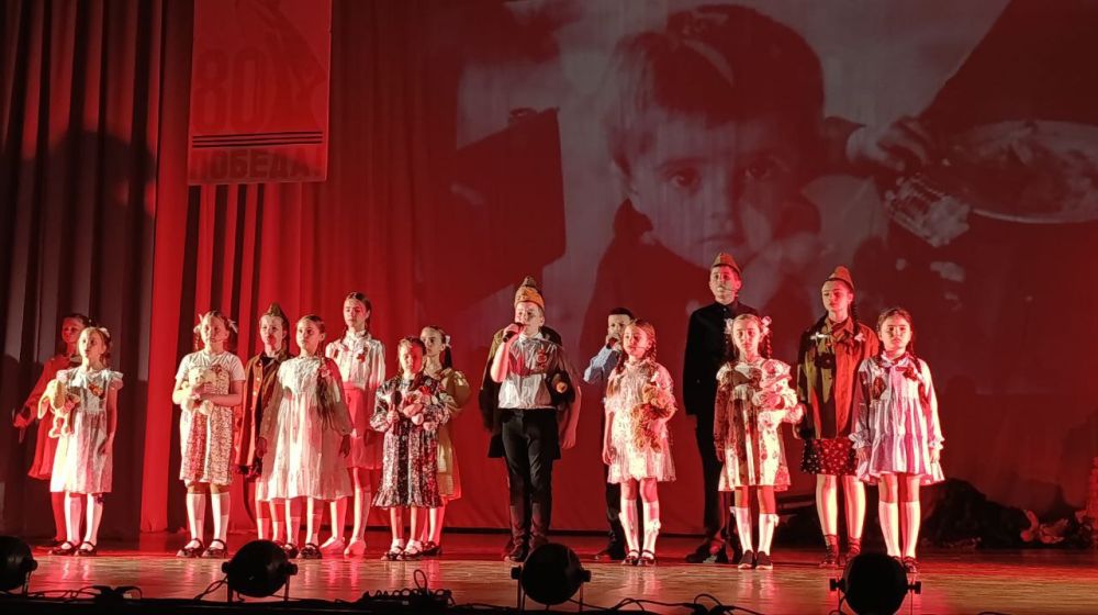 На сцене Дворца культуры им. Ленина состоялся театрализованный концерт «Через что мы прошли к Великой Победе», посвящённый 80-летию Победы в Великой Отечественной войне