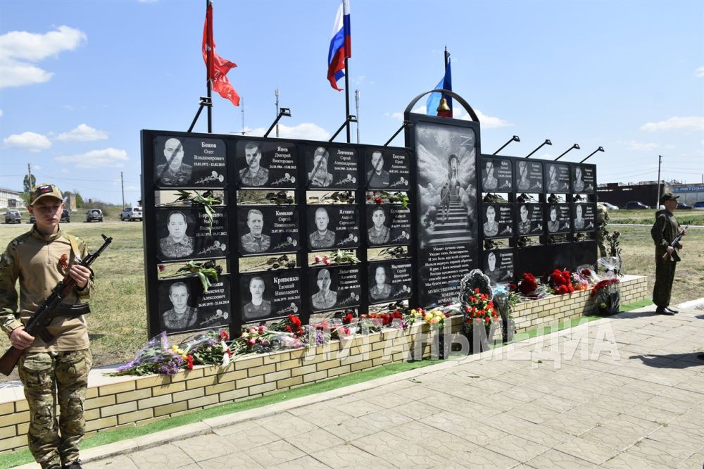 В селе Дьяково Антрацитовского м.о. открыли памятный знак в честь погибших односельчан в период боевых действий на территории Донбасса