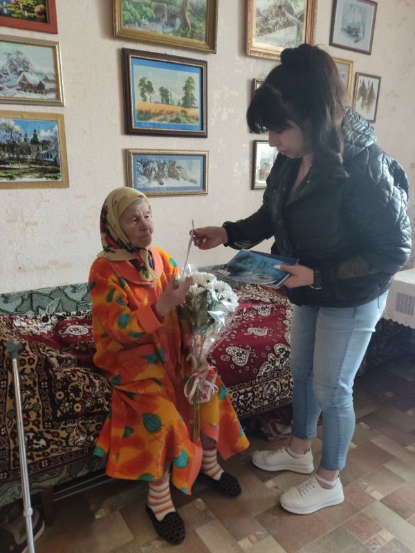 Сегодня принимала поздравления замечательная, позитивная и жизнерадостная женщина - ветеран Великой Отечественной войны Вихрова Евдокия Романовна