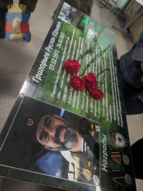 Сегодня в одной из школ Лисичанска прошло торжественное мероприятие - открытие "Парты Героя" нашему земляку Руслану Григорьеву, с позывным "Лисичанск", который погиб, исполняя свой долг