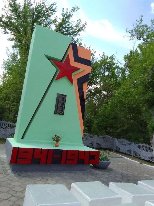 В преддверии 9 мая в Лисичанске продолжаются работы по приведению в порядок памятных мест