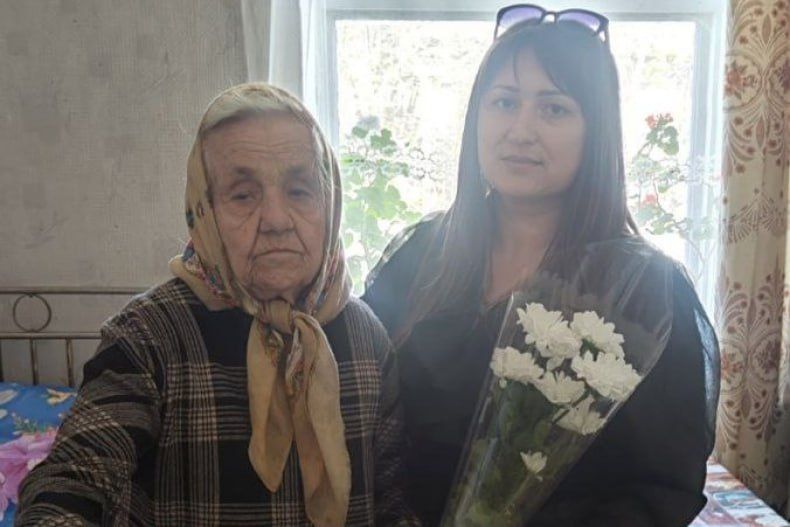 В пгт Ленинский поздравили юбиляра с 95-летием