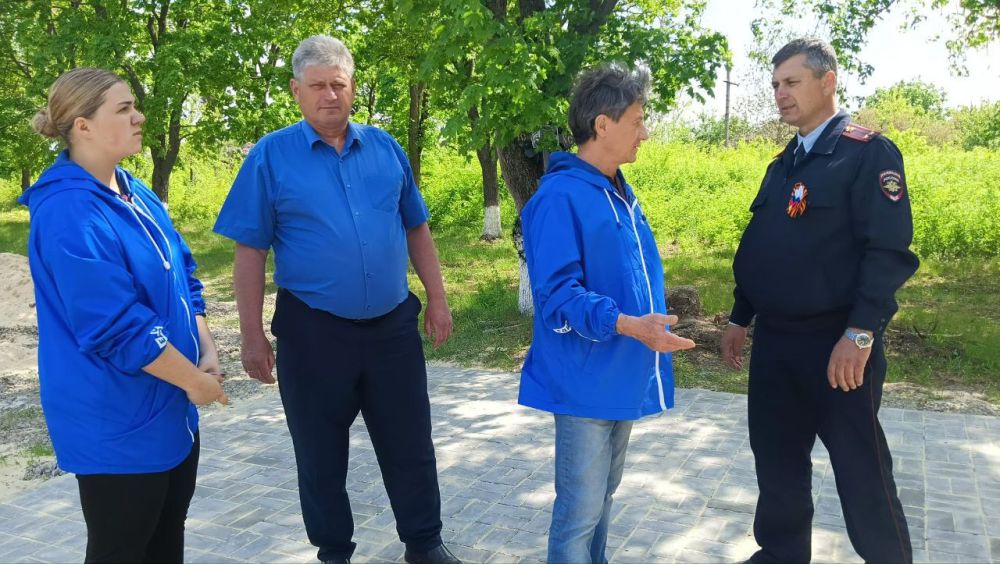 Единороссы проверили благоустройство перезахоронения красноармейцев