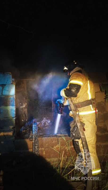 Спасатели МЧС России оперативно ликвидировали пожар на частном подворье в Краснодоне