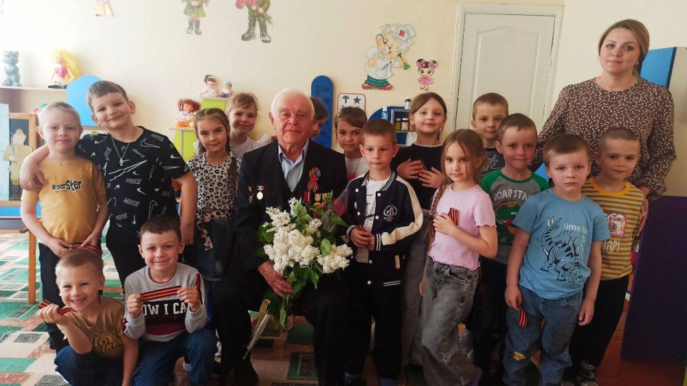 В преддверии празднования 80-й годовщины Победы в Великой Отечественной войне в Ясли-саду № 1 «Ласточка» прошла познавательная беседа воспитанников подготовительной группы «Калинка» с почетным гражданином Меловского района...