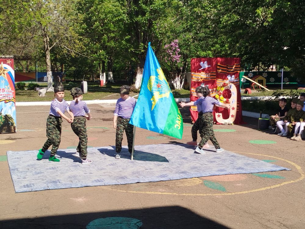 Воспитанники Ровеньковского детского сада “Антошка” приняли участие в праздничном мероприятии "Парад дошкольных войск"