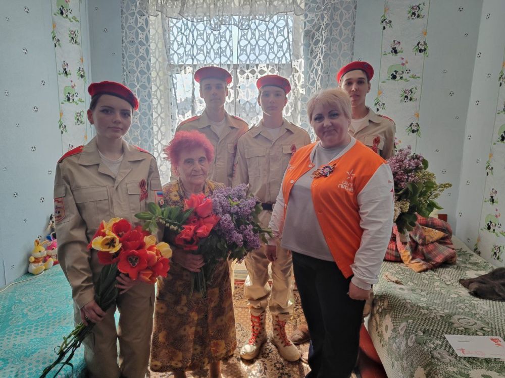 В преддверии Дня Победы обучающиеся Брянковской гимназии совместно с советником директора посетили ветеранов микрорайона Ключникову Валентину Федоровну и Лясоцкую Веру Георгиевну и вручили им поздравительные письма от...