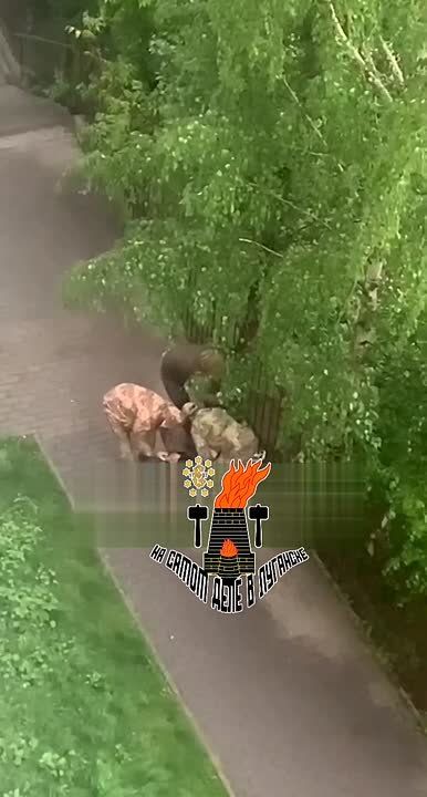 Во Львове ТЦКшники-полицаи помогли "добровольцу", который застрял ногой в заборе