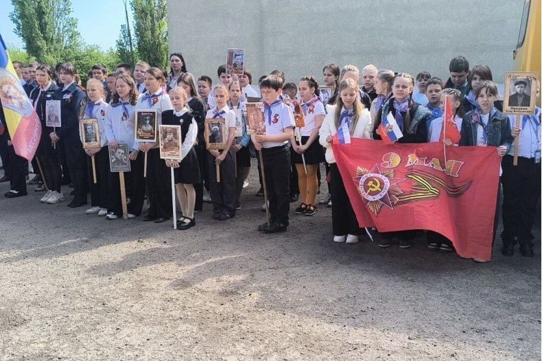 В Свердловской СШ №8 прошла торжественная линейка «Бессмертный полк: Герои среди нас»