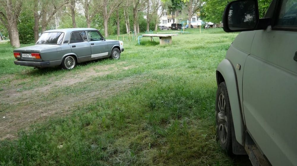 Администрация города предупреждает: стоянка автотранспортных средств на газонах будет караться по закону