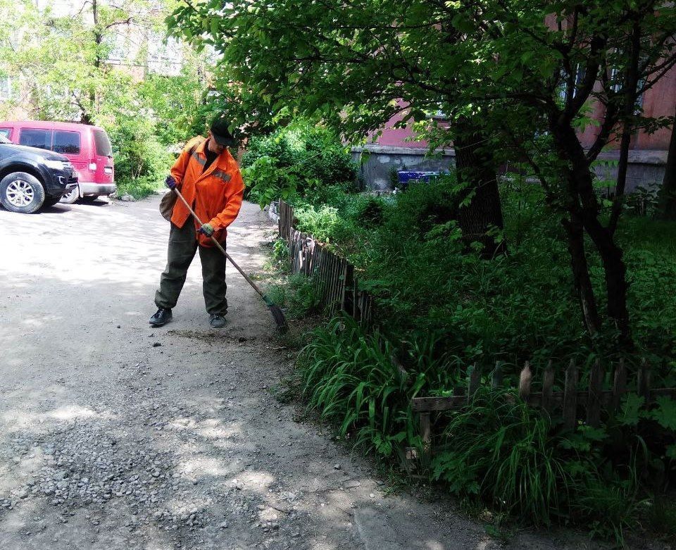 Коммунальные службы проводят работы на территории города