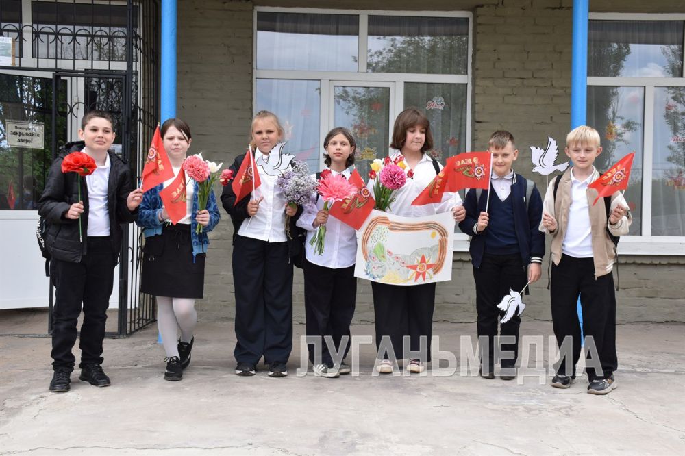 Ученики Перевальской школы № 3 им. Жени Кийковой совместно с сотрудниками библиотеки-филиала № 20 поздравили детей войны на дому