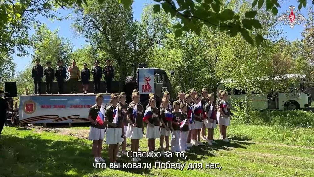 Минобороны России: Артисты фронтового коллектива ансамбля Центрального военного округа поздравили 99-летнего ветерана Великой Отечественной войны Сергея Семёновича Ткаченко с наступающим Днём Победы