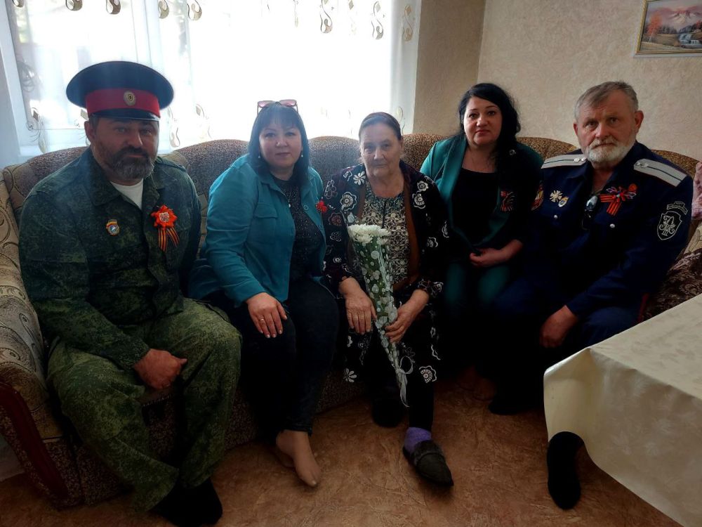 В рамках Акция «В гости к ветерану» сотрудники Дома культуры им. Горького пгт Ясеновский посетили Лыткину Ларису Федоровну 16 марта 1944 года рождения