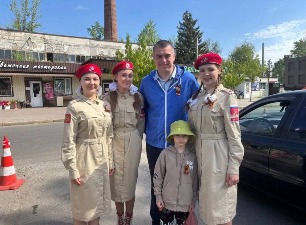 Зинаида Наден: Активист партийного проекта "Российское село" Евгений Маслиёв совместно с активистами юнармейского отряда "Патриот" "Старобельской средней школы № 4" присоединились к Всероссийской акции «Георгиевская лента»...