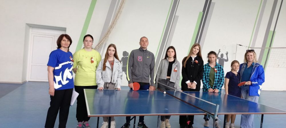 В преддверии 80-летия Дня Победы активисты партии «Единая Россия» совместно с учениками ГБОУ "Марковская гимназия" организовали мастер-класс по настольному теннису