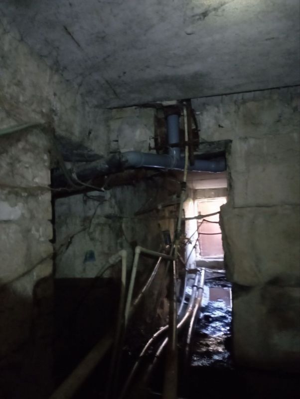 Коммунальные будни. Работники ООО "КОМ-СЕРВИС" выполнили работы по замене отдельных участков трубопроводов системы водоотведения (канализации) в подвальном помещении подъезда № 6, многоквартирного дома № 8, квартала...